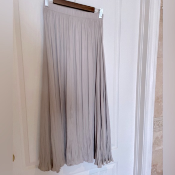 Zara pleated maxi skirt. Beautiful neutral beige colour. - Picture 2 of 4
